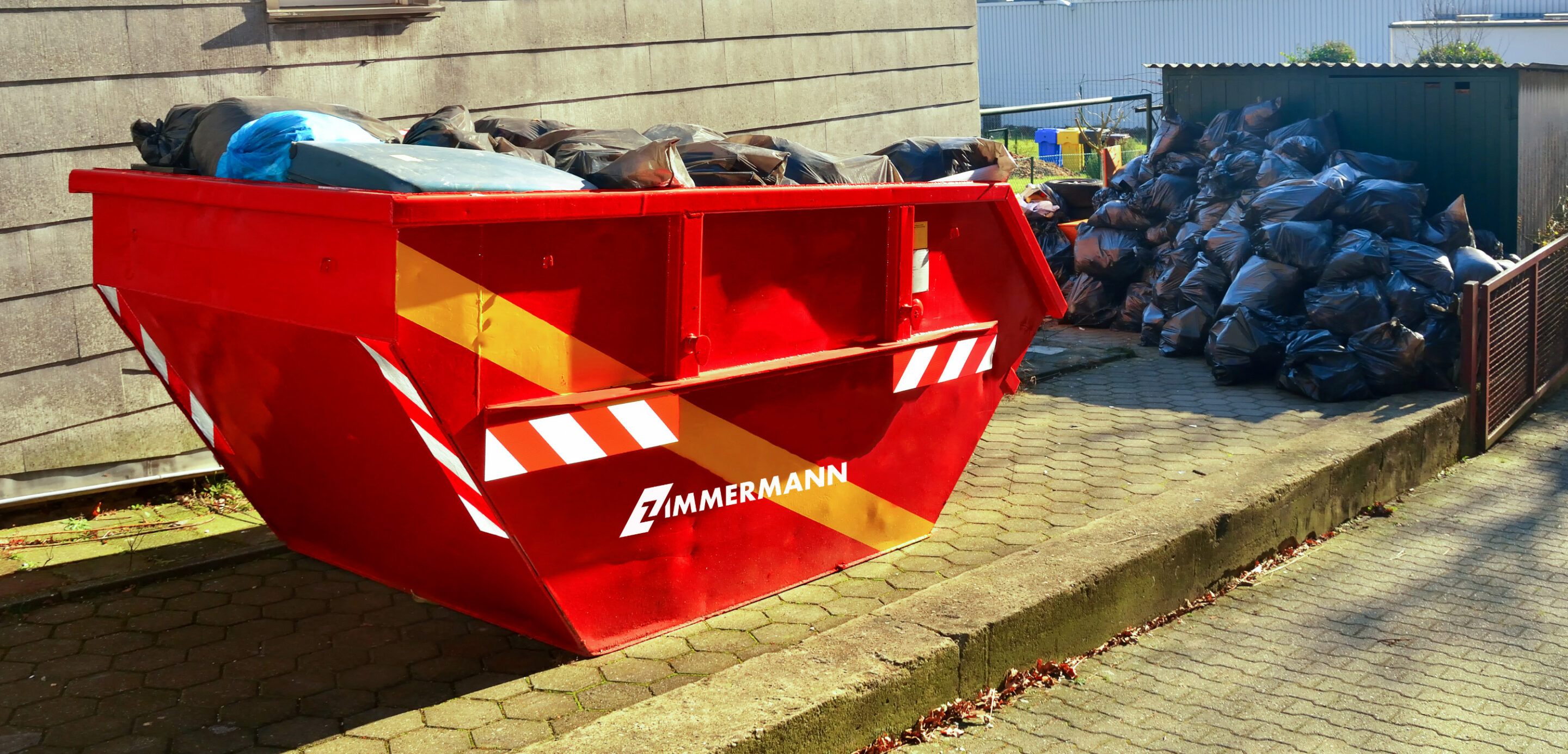 Roter Absetzcontainer von Zimmermann Containerdienst auf einer Stellfläche